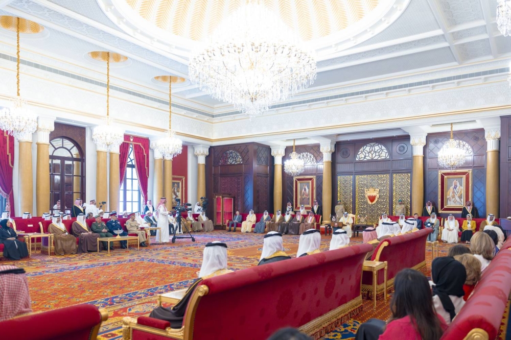 الملك يستقبل كبار أفراد العائلة المالكة الكريمة وكبار المسؤولين وعددا من الأهالي وأصحاب الإنجازات