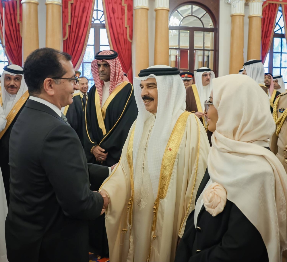 الملك يستقبل كبار أفراد العائلة المالكة الكريمة وكبار المسؤولين وعددا من الأهالي وأصحاب الإنجازات