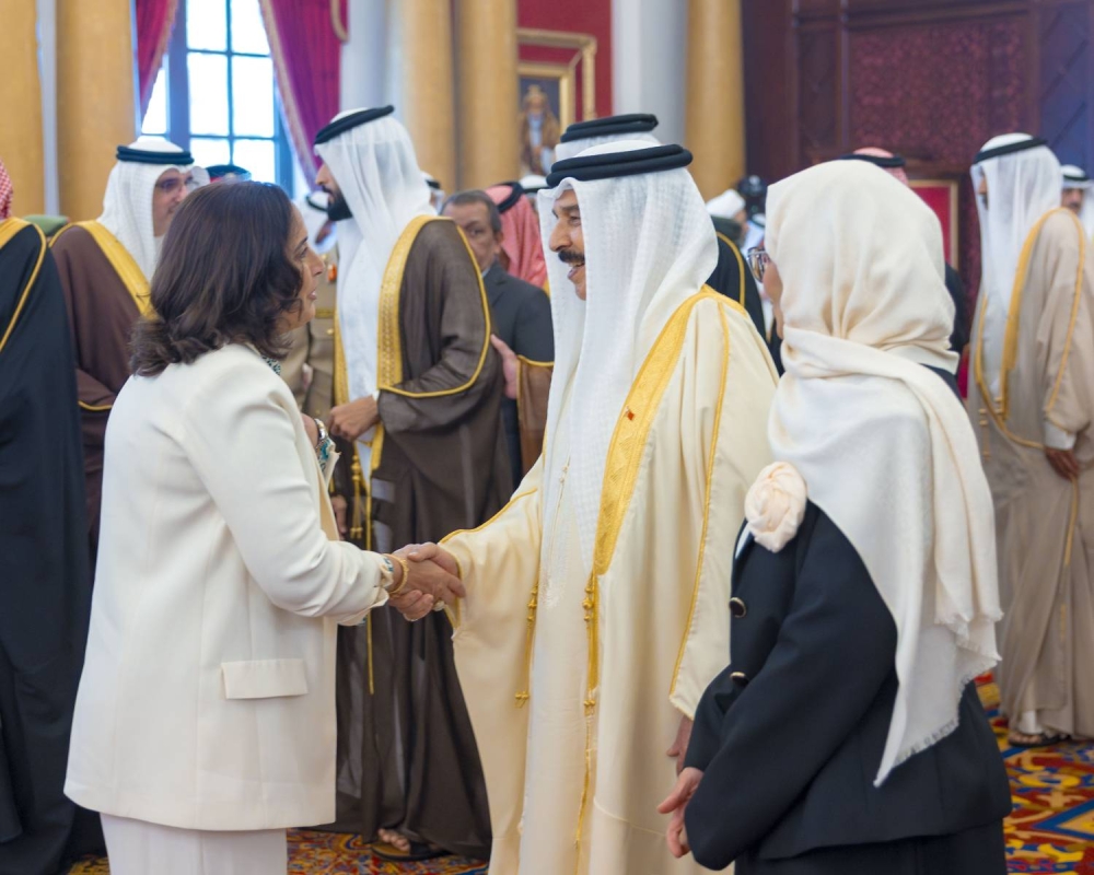 الملك يستقبل كبار أفراد العائلة المالكة الكريمة وكبار المسؤولين وعددا من الأهالي وأصحاب الإنجازات