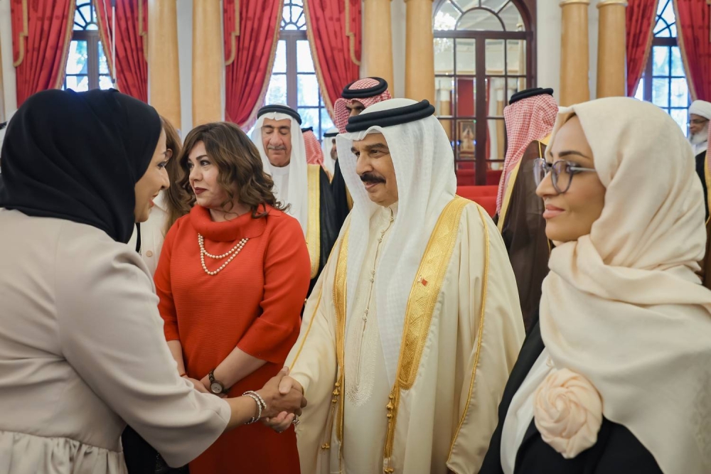 الملك يستقبل كبار أفراد العائلة المالكة الكريمة وكبار المسؤولين وعددا من الأهالي وأصحاب الإنجازات