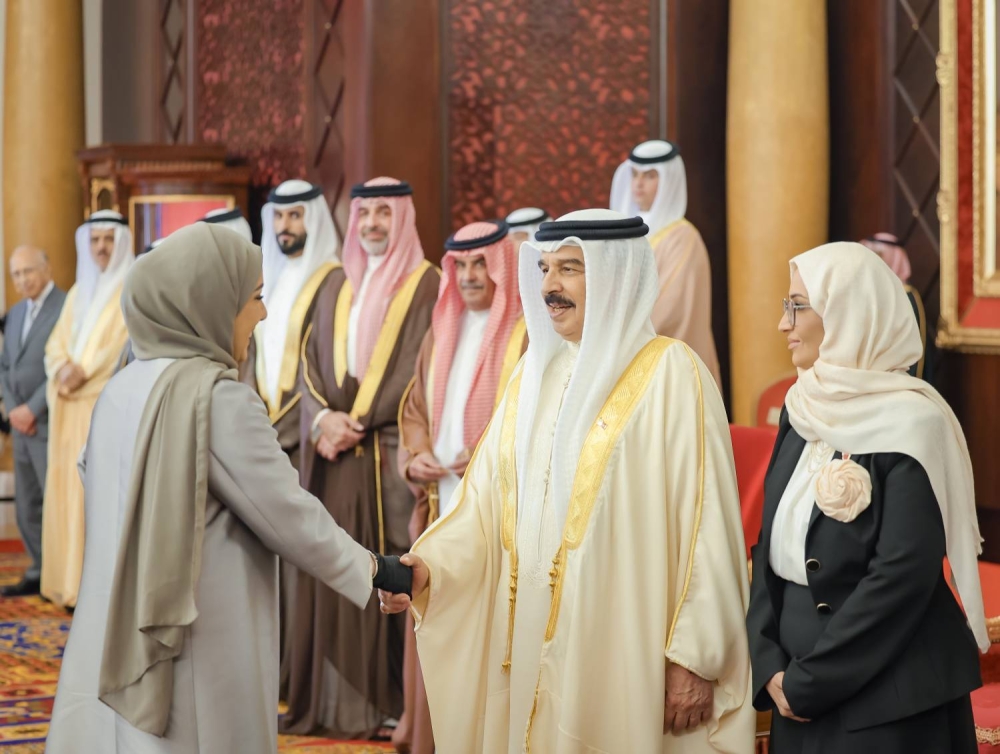 الملك يستقبل كبار أفراد العائلة المالكة الكريمة وكبار المسؤولين وعددا من الأهالي وأصحاب الإنجازات