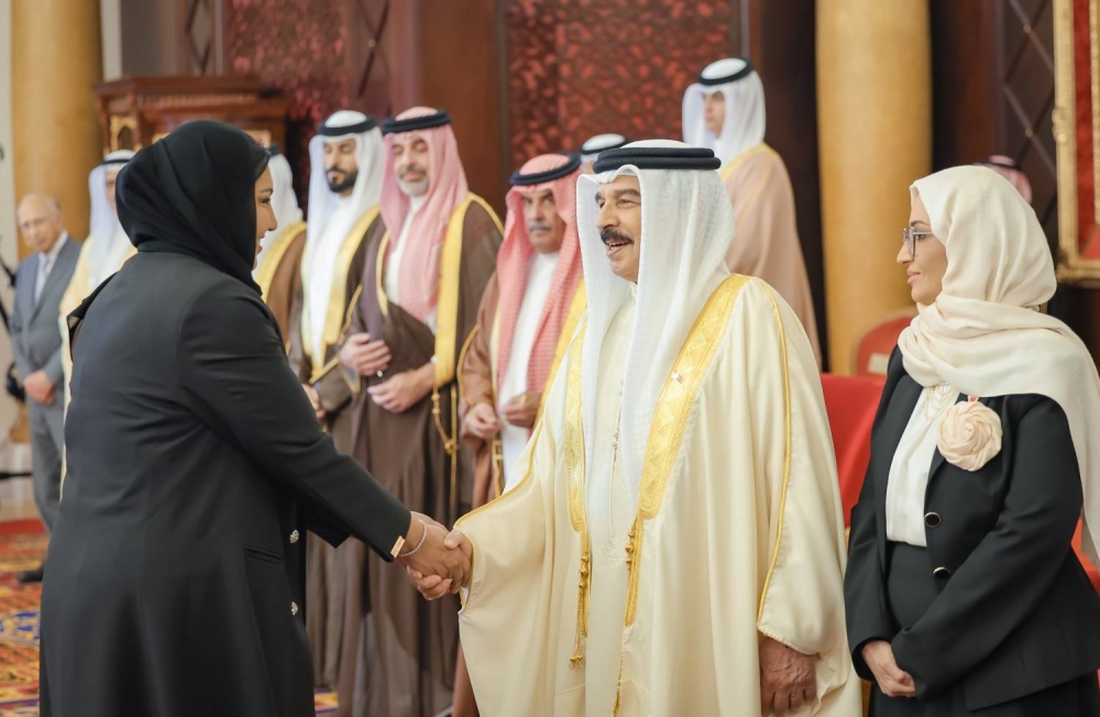 الملك يستقبل كبار أفراد العائلة المالكة الكريمة وكبار المسؤولين وعددا من الأهالي وأصحاب الإنجازات