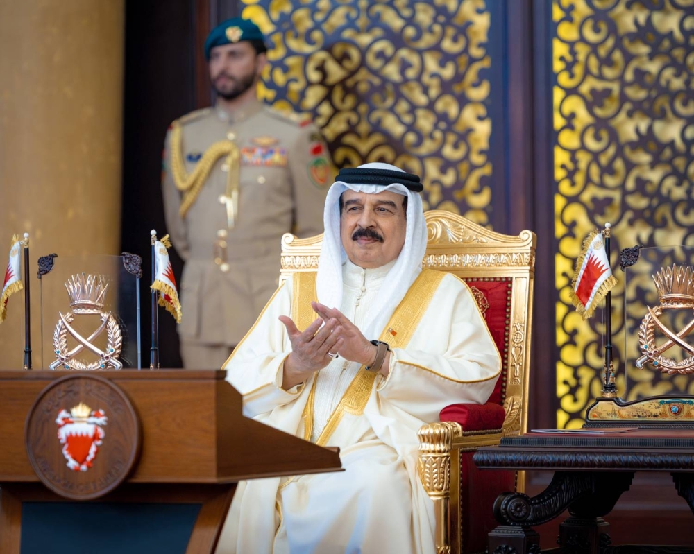 الملك يستقبل كبار أفراد العائلة المالكة الكريمة وكبار المسؤولين وعددا من الأهالي وأصحاب الإنجازات