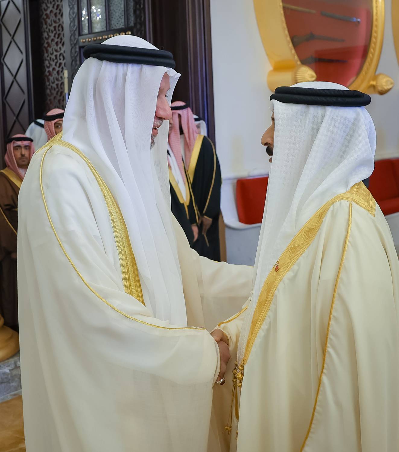 الملك يستقبل كبار أفراد العائلة المالكة الكريمة وكبار المسؤولين وعددا من الأهالي وأصحاب الإنجازات