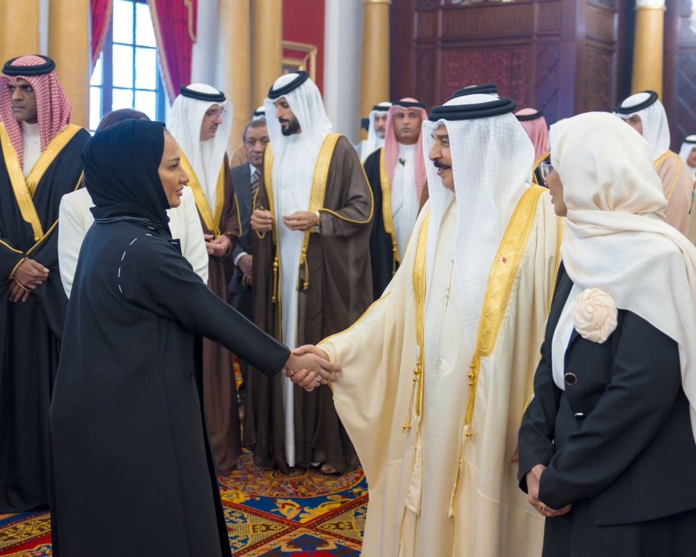 الملك يستقبل كبار أفراد العائلة المالكة الكريمة وكبار المسؤولين وعددا من الأهالي وأصحاب الإنجازات