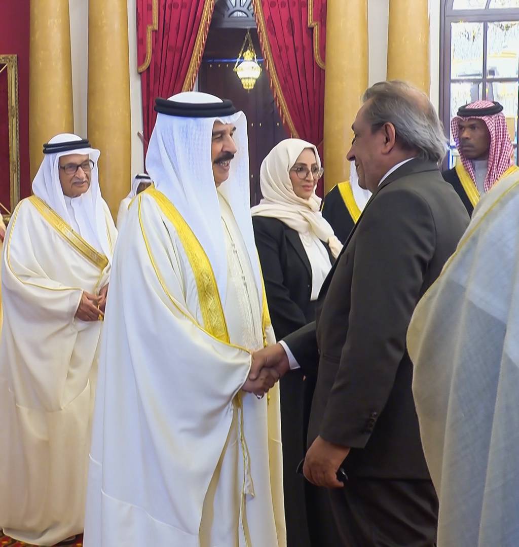 الملك يستقبل كبار أفراد العائلة المالكة الكريمة وكبار المسؤولين وعددا من الأهالي وأصحاب الإنجازات