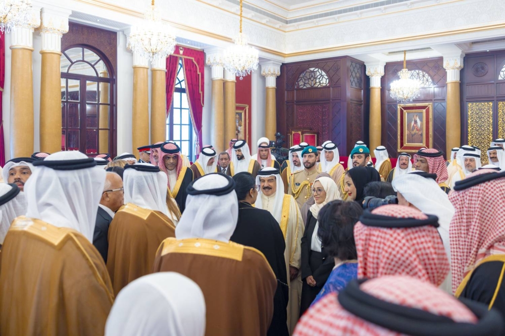 الملك يستقبل كبار أفراد العائلة المالكة الكريمة وكبار المسؤولين وعددا من الأهالي وأصحاب الإنجازات