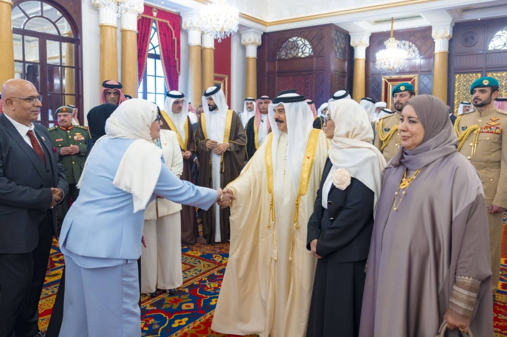 الملك يستقبل كبار أفراد العائلة المالكة الكريمة وكبار المسؤولين وعددا من الأهالي وأصحاب الإنجازات