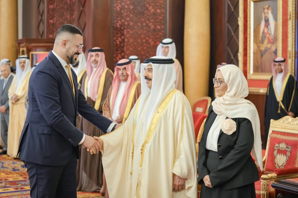 الملك يستقبل كبار أفراد العائلة المالكة الكريمة وكبار المسؤولين وعددا من الأهالي وأصحاب الإنجازات