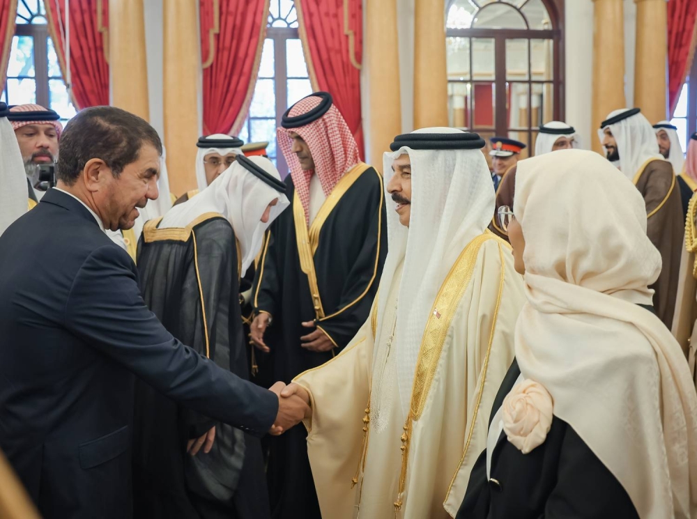 الملك يستقبل كبار أفراد العائلة المالكة الكريمة وكبار المسؤولين وعددا من الأهالي وأصحاب الإنجازات