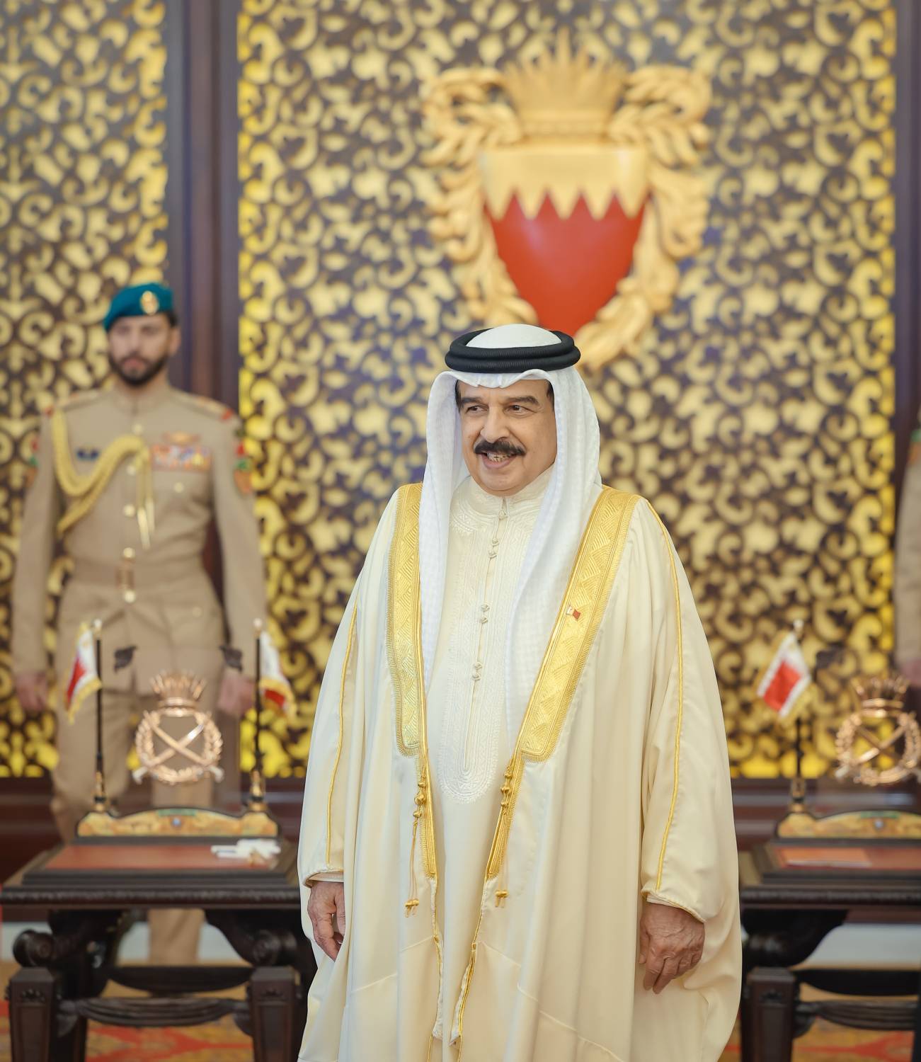 الملك يستقبل كبار أفراد العائلة المالكة الكريمة وكبار المسؤولين وعددا من الأهالي وأصحاب الإنجازات