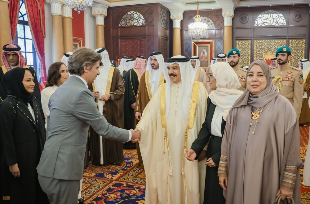 الملك يستقبل كبار أفراد العائلة المالكة الكريمة وكبار المسؤولين وعددا من الأهالي وأصحاب الإنجازات