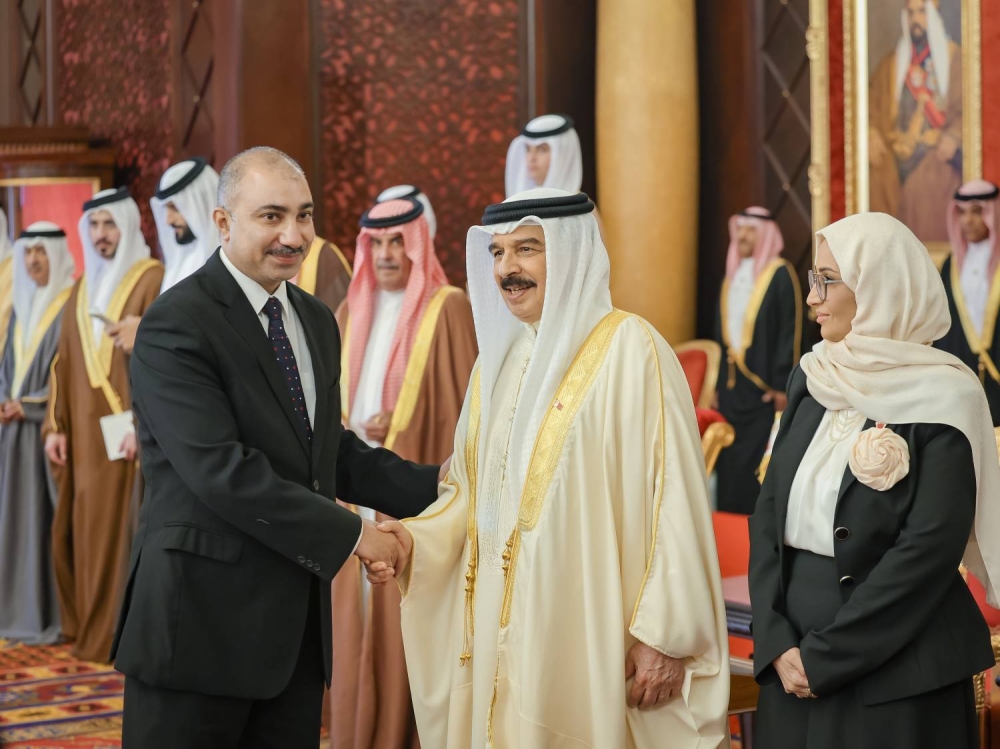 الملك يستقبل كبار أفراد العائلة المالكة الكريمة وكبار المسؤولين وعددا من الأهالي وأصحاب الإنجازات