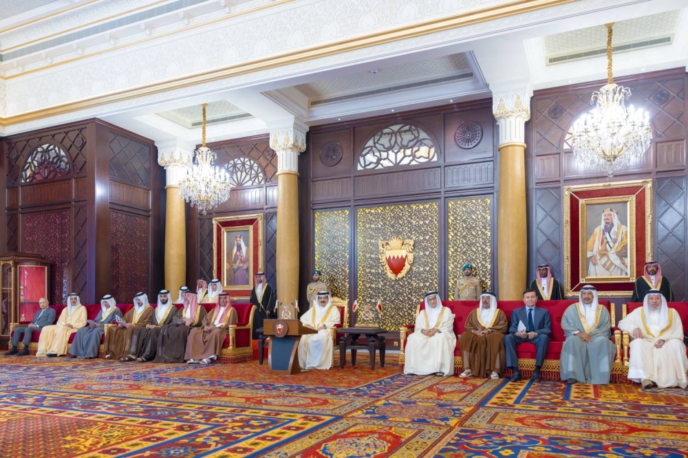 الملك يستقبل كبار أفراد العائلة المالكة الكريمة وكبار المسؤولين وعددا من الأهالي وأصحاب الإنجازات