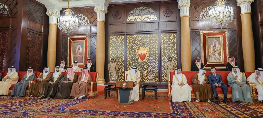 الملك يستقبل كبار أفراد العائلة المالكة الكريمة وكبار المسؤولين وعددا من الأهالي وأصحاب الإنجازات