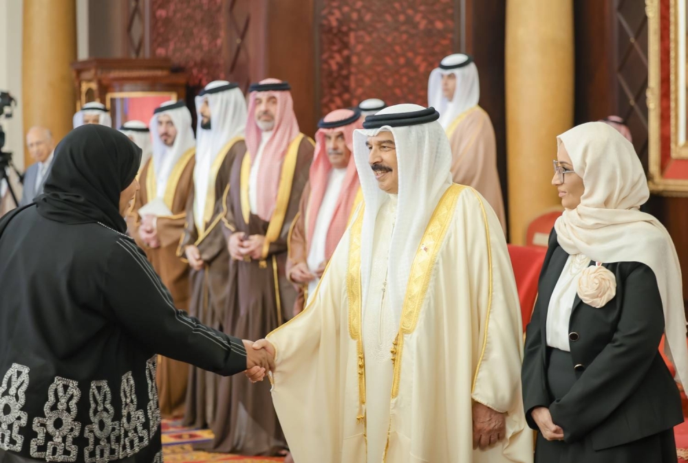 الملك يستقبل كبار أفراد العائلة المالكة الكريمة وكبار المسؤولين وعددا من الأهالي وأصحاب الإنجازات