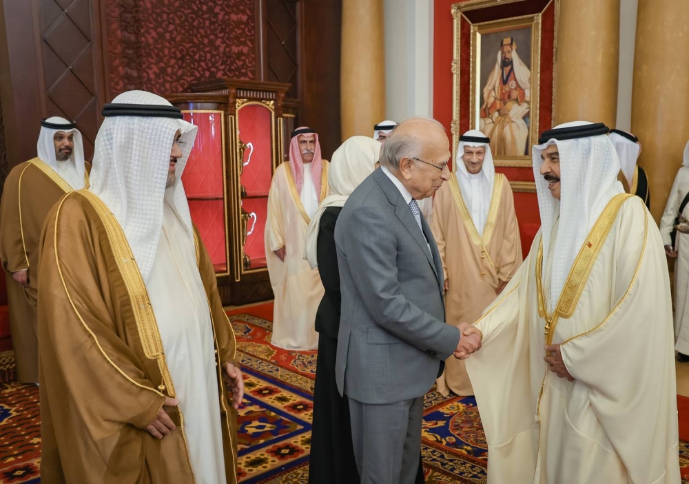 الملك يستقبل كبار أفراد العائلة المالكة الكريمة وكبار المسؤولين وعددا من الأهالي وأصحاب الإنجازات