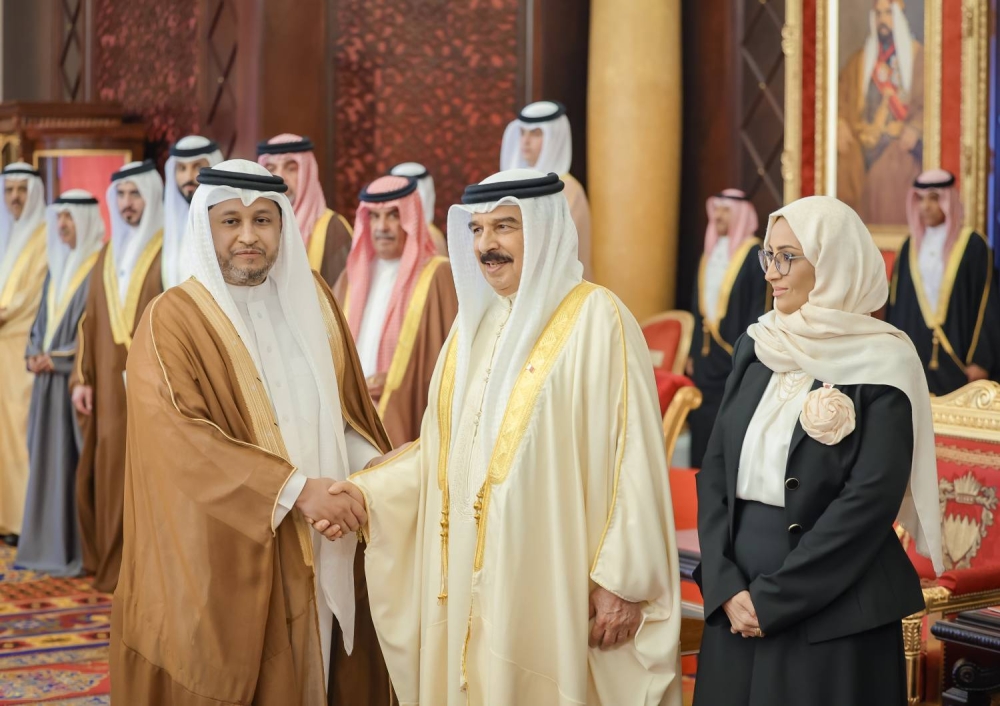 الملك يستقبل كبار أفراد العائلة المالكة الكريمة وكبار المسؤولين وعددا من الأهالي وأصحاب الإنجازات