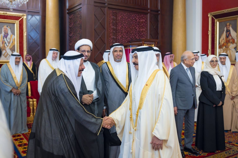 الملك يستقبل كبار أفراد العائلة المالكة الكريمة وكبار المسؤولين وعددا من الأهالي وأصحاب الإنجازات