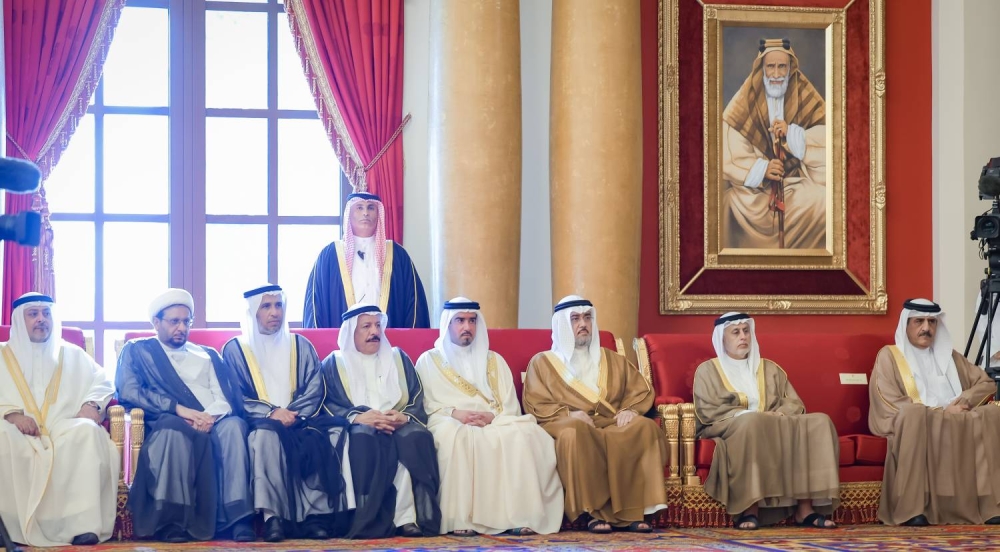 الملك يستقبل كبار أفراد العائلة المالكة الكريمة وكبار المسؤولين وعددا من الأهالي وأصحاب الإنجازات