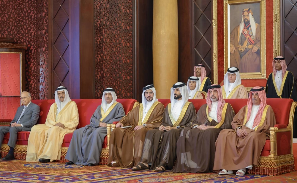 الملك يستقبل كبار أفراد العائلة المالكة الكريمة وكبار المسؤولين وعددا من الأهالي وأصحاب الإنجازات