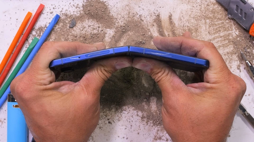 رغم الطقطقات.. جالاكسي Z Flip 7 يثبت صلابته في اختبار الطي العنيف