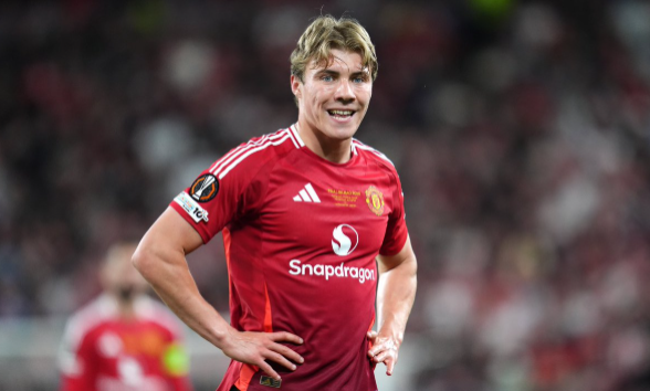 ميلان يطارد راسموس هويلوند بعد اقتراب رحيله عن مانشستر يونايتد