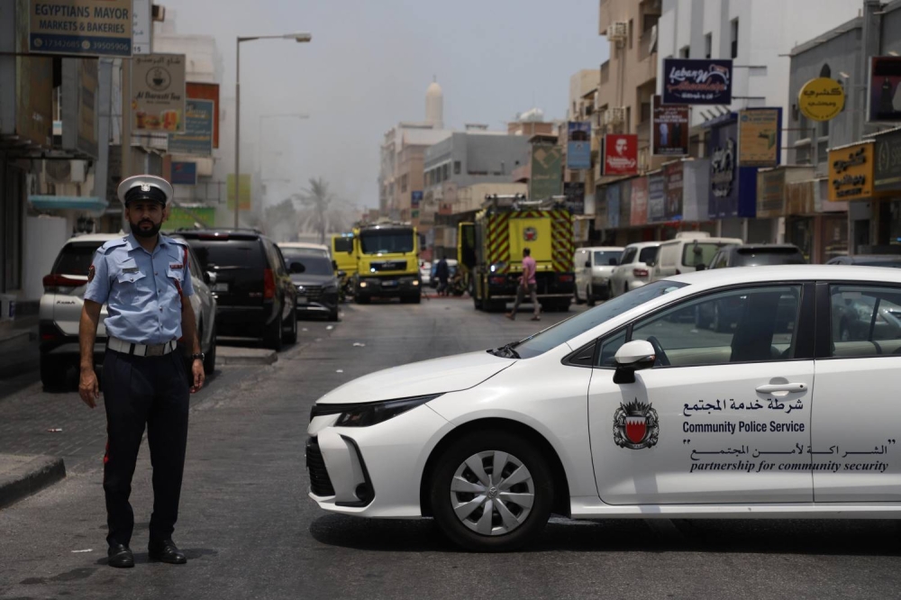 إخماد حريق بمستودع يتبع لمحل تجاري في المحرق دون إصابات