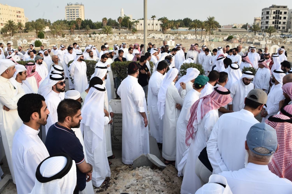 تشييع الطفلة &laquo;فجر&raquo; ابنة الغواص الراحل حسن جناحي