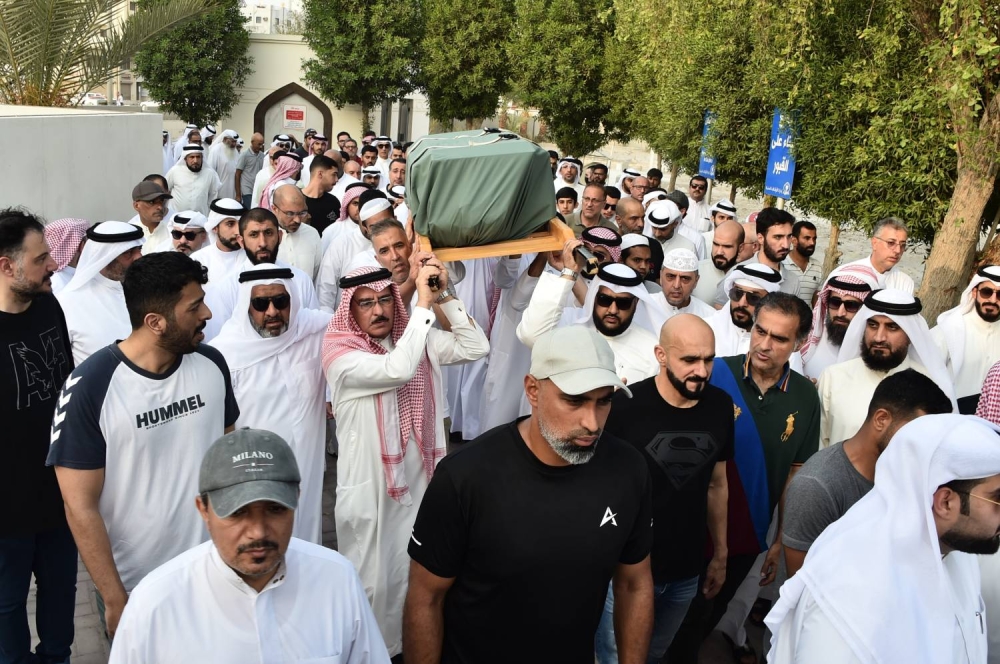 تشييع الطفلة &laquo;فجر&raquo; ابنة الغواص الراحل حسن جناحي