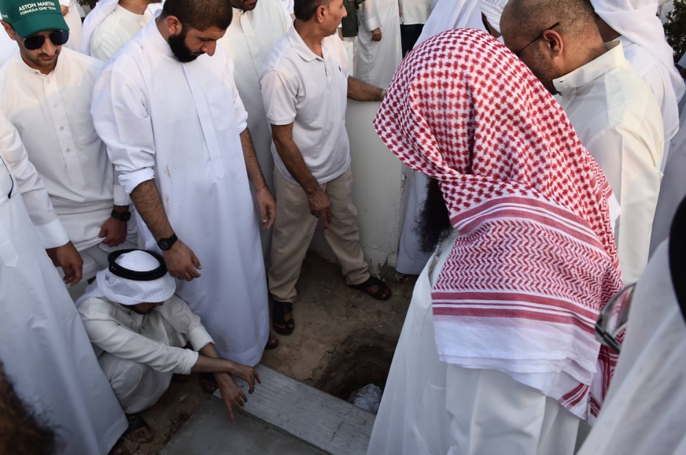 تشييع الطفلة &laquo;فجر&raquo; ابنة الغواص الراحل حسن جناحي