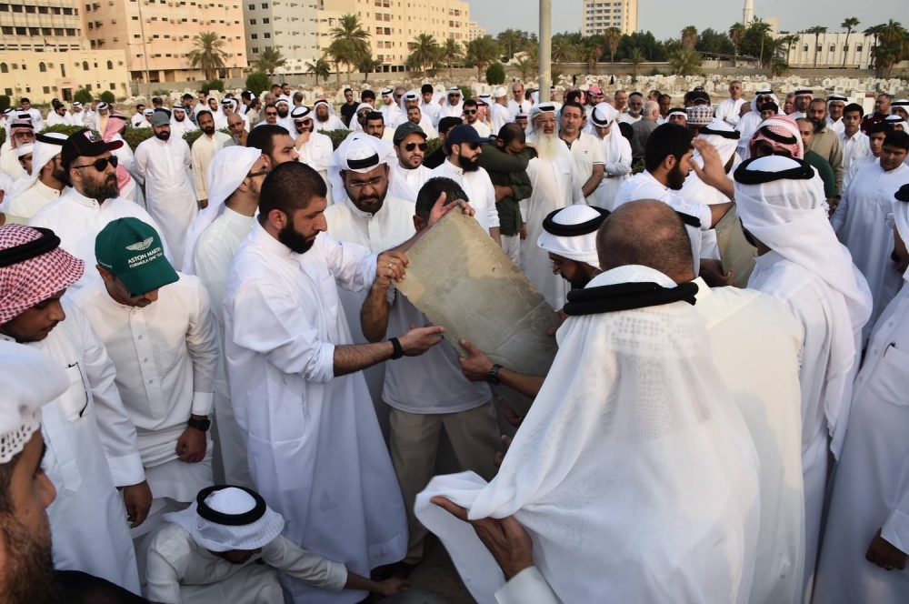 تشييع الطفلة &laquo;فجر&raquo; ابنة الغواص الراحل حسن جناحي