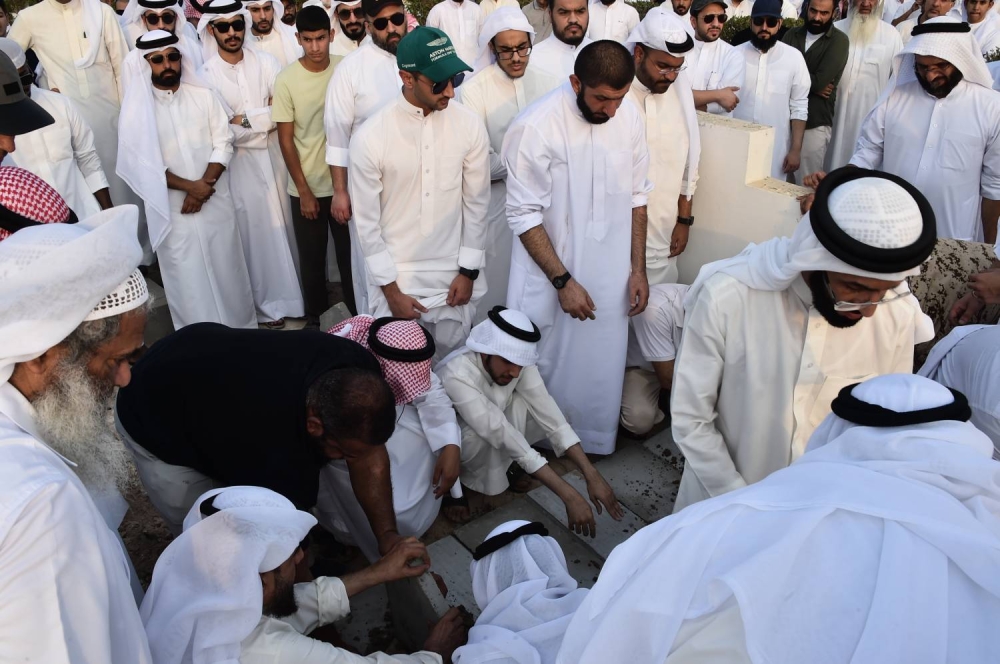 تشييع الطفلة &laquo;فجر&raquo; ابنة الغواص الراحل حسن جناحي