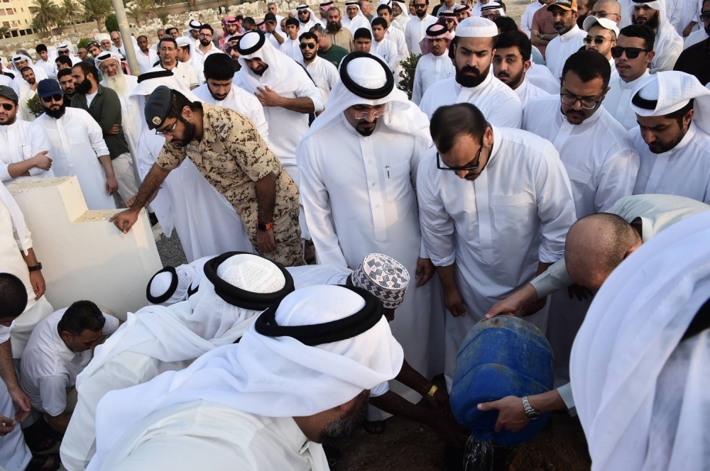 تشييع الطفلة &laquo;فجر&raquo; ابنة الغواص الراحل حسن جناحي