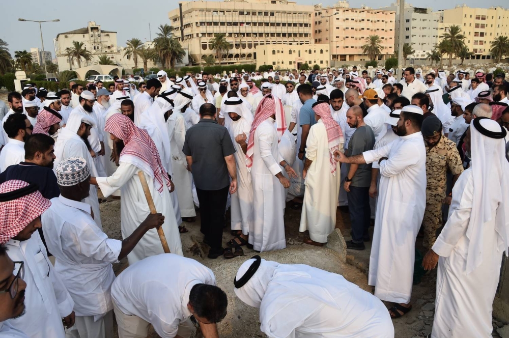 تشييع الطفلة &laquo;فجر&raquo; ابنة الغواص الراحل حسن جناحي