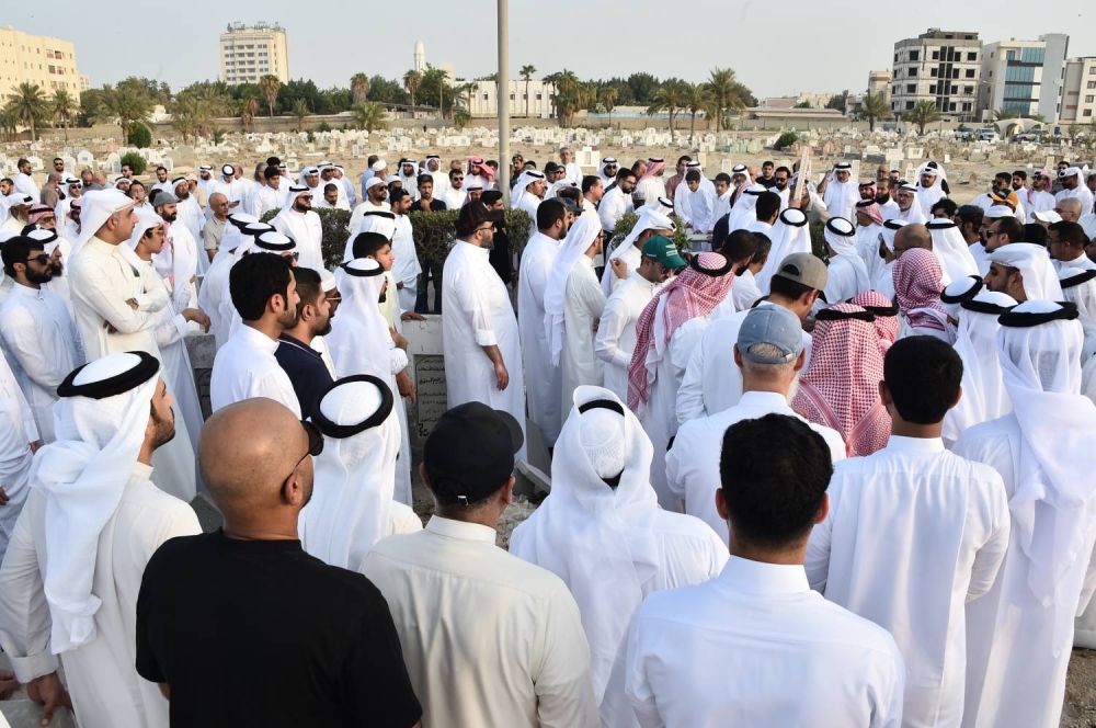 تشييع الطفلة &laquo;فجر&raquo; ابنة الغواص الراحل حسن جناحي