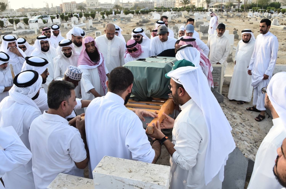 تشييع الطفلة &laquo;فجر&raquo; ابنة الغواص الراحل حسن جناحي