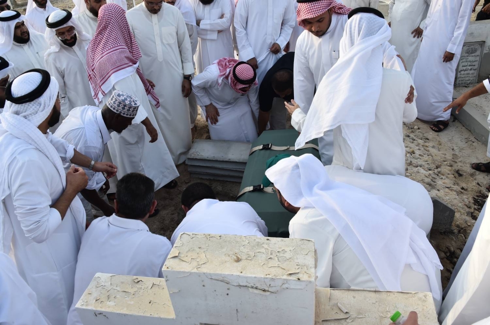 تشييع الطفلة &laquo;فجر&raquo; ابنة الغواص الراحل حسن جناحي