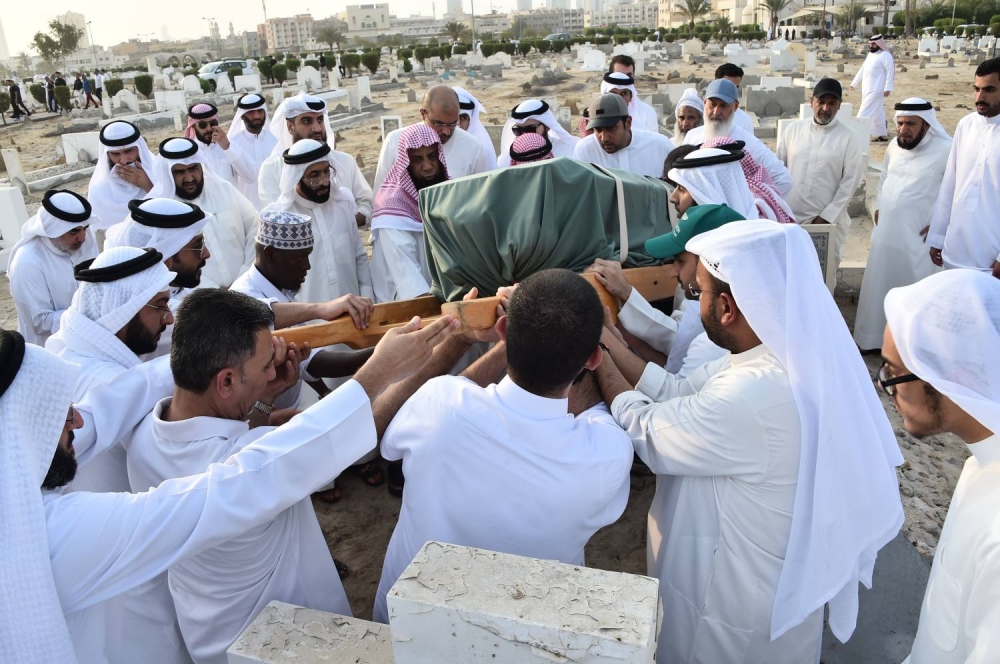 تشييع الطفلة &laquo;فجر&raquo; ابنة الغواص الراحل حسن جناحي