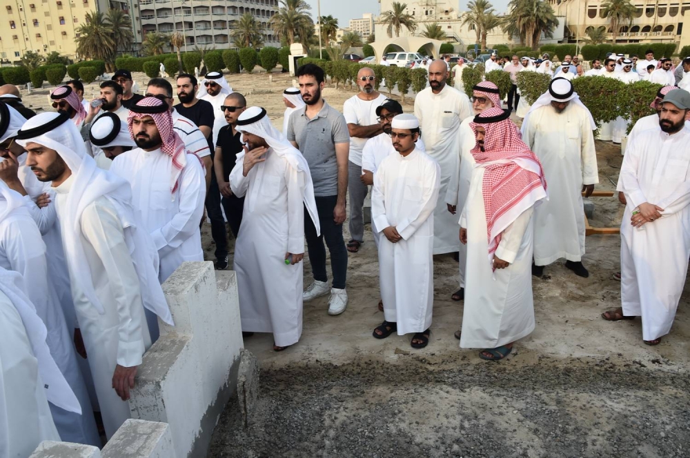 تشييع الطفلة &laquo;فجر&raquo; ابنة الغواص الراحل حسن جناحي