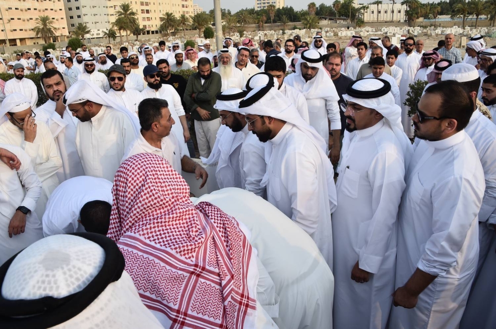 تشييع الطفلة &laquo;فجر&raquo; ابنة الغواص الراحل حسن جناحي