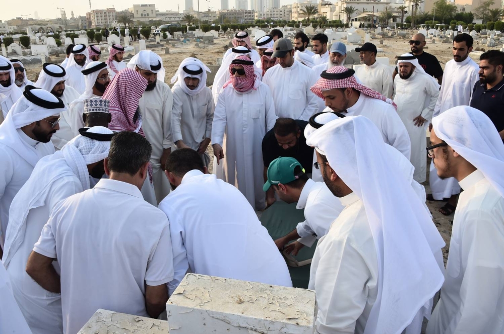 تشييع الطفلة &laquo;فجر&raquo; ابنة الغواص الراحل حسن جناحي