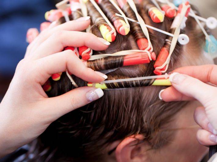 كيف تجعلين شعركِ كيرلي بدون مكواة؟ إليكِ أفضل الطرق