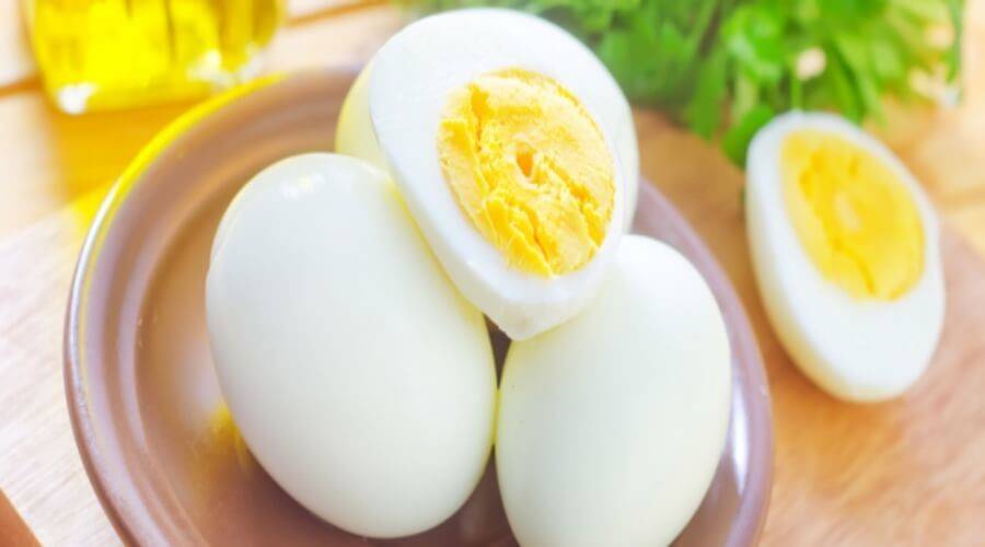 هل البيض المسلوق يرفع الكوليسترول؟