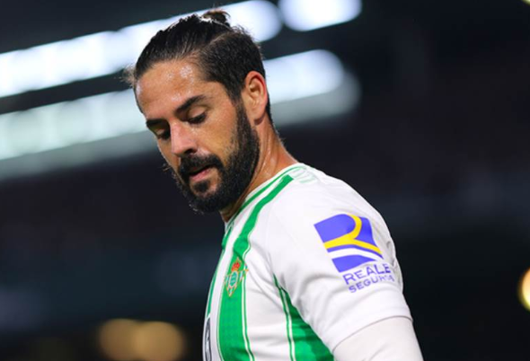 ريال بيتيس يفقد خدمات إيسكو في 12 جولة بالدوري الإسباني