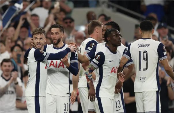 توتنهام يعلن قائمة السوبر الأوروبي ضد سان جيرمان.. 22 لاعبا وغياب ماديسون وتاكاي