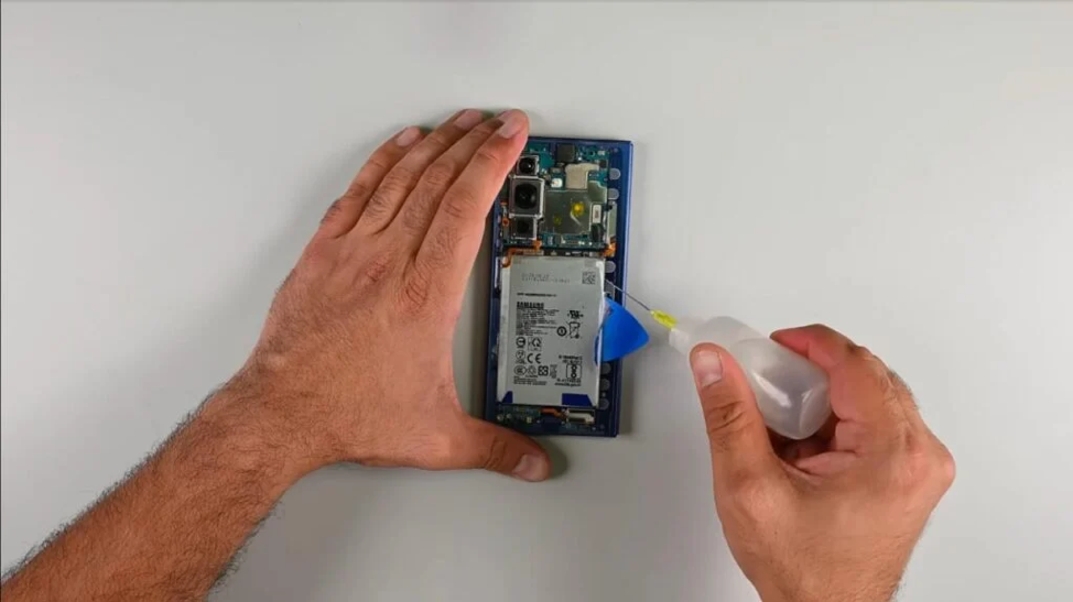 رغم صعوبة صيانته.. سامسونج تخطف الأنظار بهاتف Z Fold7 القابل للطي