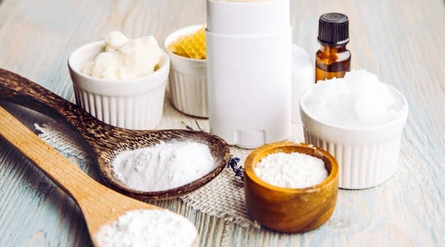 طريقة سهلة لتقليل زيوت الوجه باستخدام النشا وماء الورد.. تعرفي عليها