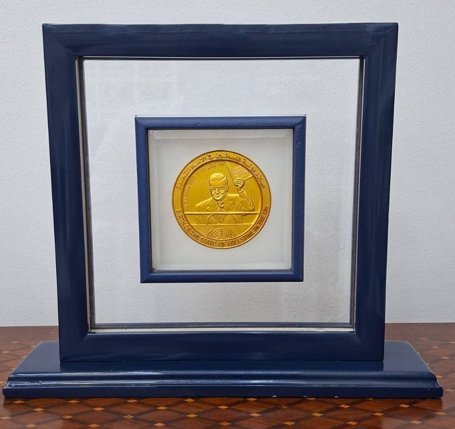 الرئيس الفلسطيني يمنح بوزبون وسام الشرف تقديراً لإسهاماته بتعزيز التسامح والسلام