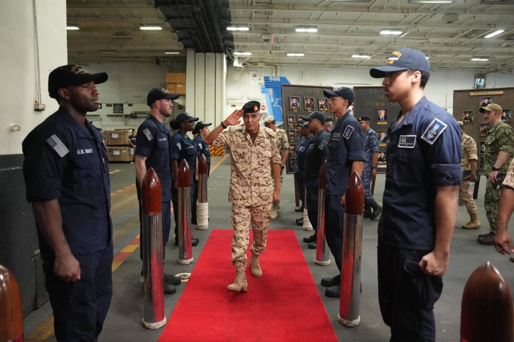 رئيس هيئة الأركان يزور حاملة الطائرات سفينة "يو إس إس نيمتز" التابعة لسلاح البحرية الأمريكية